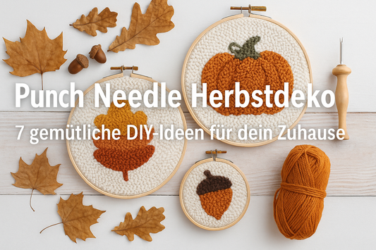Punch Needle Herbstdeko: drei bestickte Rahmen mit Kürbis-, Eichel- und Blättermotiven auf Holzuntergrund, umgeben von Wolle, Punch Needle Werkzeug und Herbstblättern, mit Text ‚Punch Needle Herbstdeko – 7 gemütliche DIY-Ideen für dein Zuhause‘.