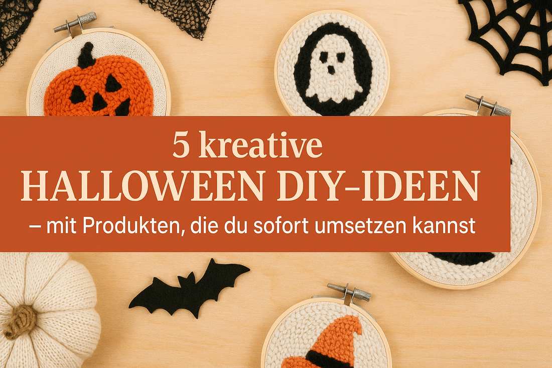 Halloween DIY Coverbild: Punch-Needle-Stickrahmen mit Kürbis, Geist und Hexenhut, daneben herbstliche Deko wie gestrickter Kürbis, Filz-Fledermäuse und Spinnennetz auf Holzuntergrund.