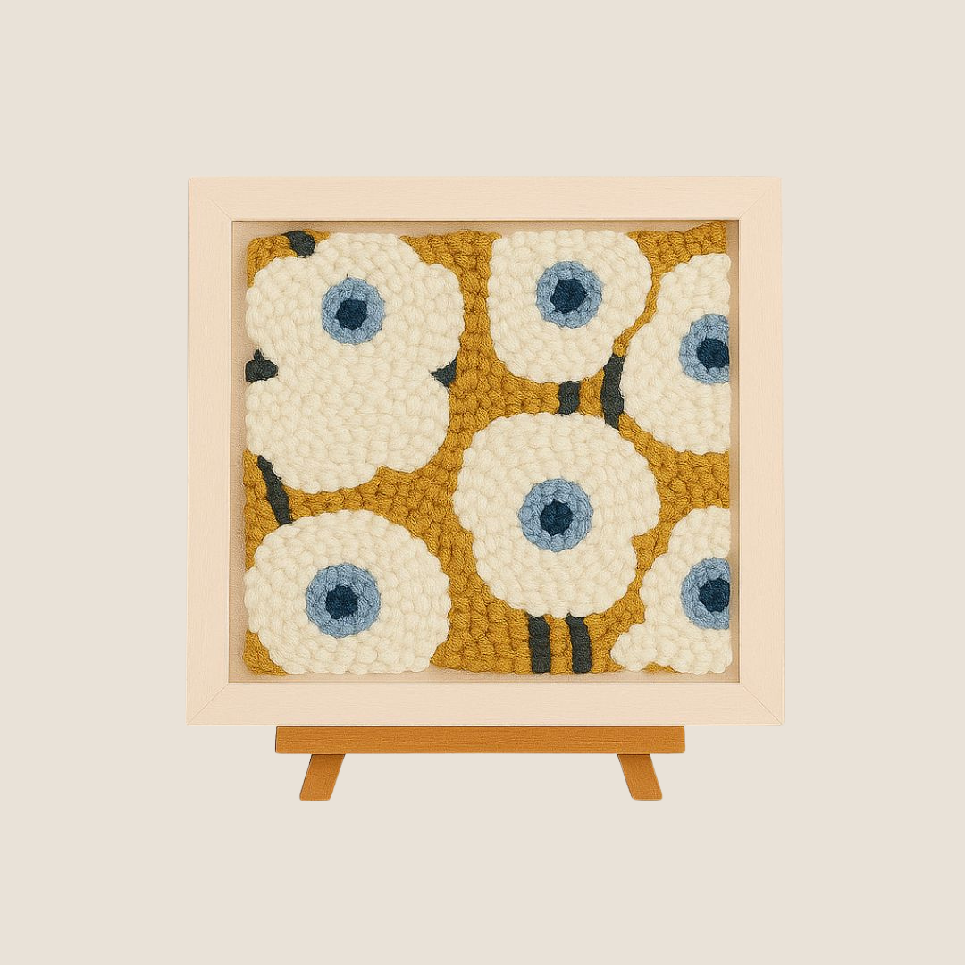 Punch Needle Blumenbild in Holzrahmen – DIY-Stickset mit weißen Blüten auf senfgelbem Hintergrund, modernes Wandbild zum Selbermachen, entspannendes Handarbeitsprojekt für Anfänger, SoulStitch™ Home-Deko