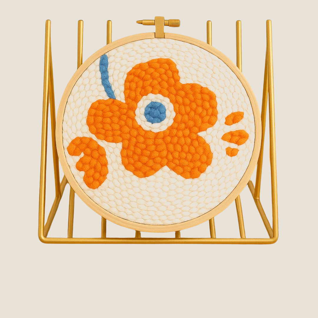 Punch Needle Stickbild mit orangefarbener Blume im Holzrahmen – DIY-Stickset für Anfänger, kreatives Handarbeitsprojekt mit floralem Design, SoulStitch™ Punch Needle Kit zur entspannten Dekoration ohne Bildschirmzeit
