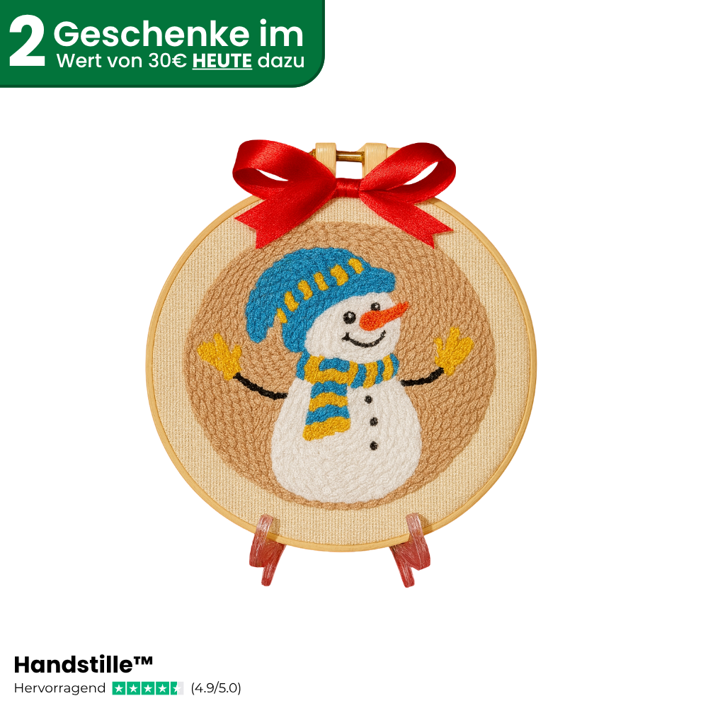 Punch Needle Wintermotiv mit Schneemann und roter Schleife im Stickrahmen, Text: ‚2 Geschenke im Wert von 30 € heute dazu‘, Handstille Punch Needle Set mit Gratisgeschenken, perfekte DIY-Idee für Winter und Weihnachten