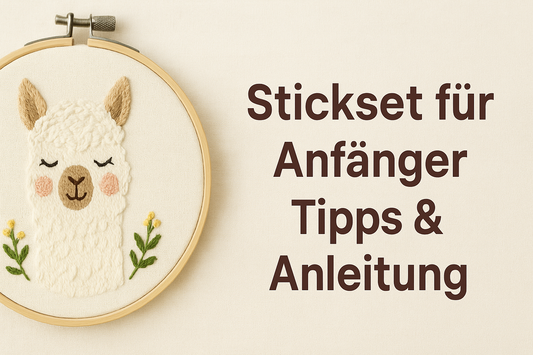 Dekoratives Wollgarn in sanften Naturfarben liegt auf einem Holztisch, daneben liegen Stricknadeln und ein halbfertiges Strickstück – Symbol für Handarbeit und Nachhaltigkeit.