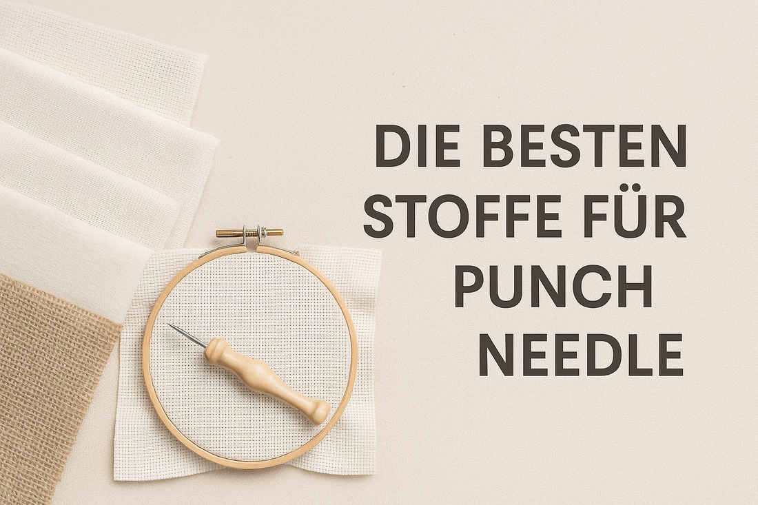 Punch Needle Materialien: verschiedene Stoffe wie Mönchsstoff, Leinen und Baumwolle mit Stickrahmen und Punch Needle Werkzeug, daneben Schriftzug ‚Die besten Stoffe für Punch Needle‘