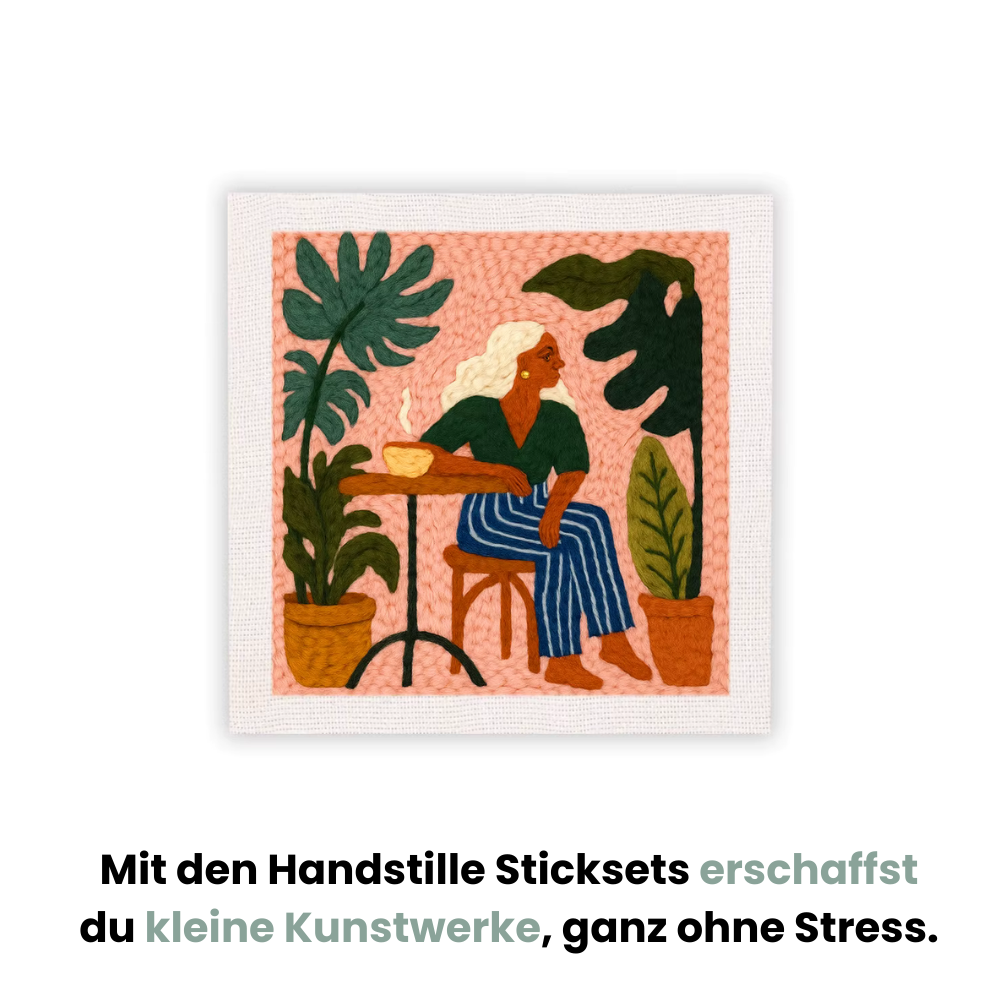 Punch Needle Stickbild Floral Bottles™ – Frau mit Kaffeetasse zwischen Pflanzen, modernes DIY-Stickset von Handstille für kreative Entspannung und Achtsamkeit.