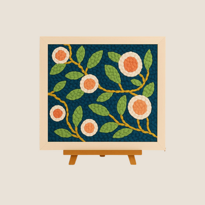 Punch Needle Blumenbild in Holzrahmen – modernes DIY-Stickset mit floralen Motiven auf dunkelblauem Hintergrund, kreative Handarbeit für Anfänger, beruhigende Wanddeko von SoulStitch™.