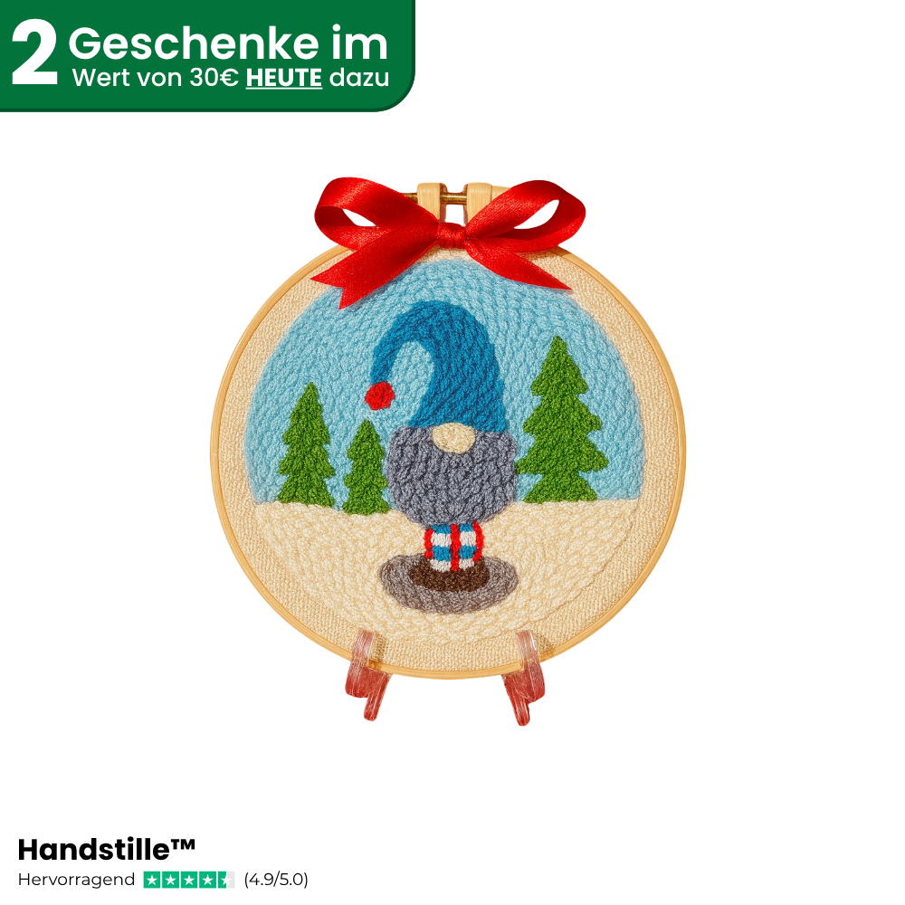 Punch Needle Weihnachtsmotiv mit Wichtel im Stickrahmen und roter Schleife, Text: ‚2 Geschenke im Wert von 30 € heute dazu‘. Handstille Punch Needle Set mit Gratisgeschenken – kreative DIY-Weihnachtsidee für Anfänge