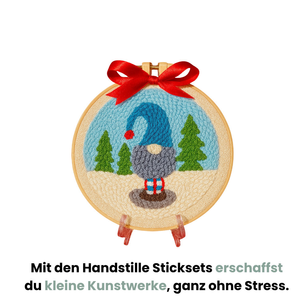 Punch Needle Weihnachtsmotiv mit Wichtel und roter Schleife im Stickrahmen, Text: ‚Mit den Handstille Sticksets erschaffst du kleine Kunstwerke, ganz ohne Stress.‘ Handstille Punch Needle Set – kreatives DIY für Anfänger und entspannte Weihnachtsdeko