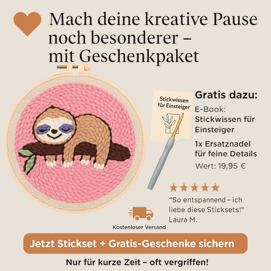 Punch-Needle-Werbegrafik mit einem rosa Stickbild eines Faultiers im Stickrahmen. Text: „Mach deine kreative Pause noch besonderer – mit Geschenkpaket“. Rechts daneben: Gratis-Inhalte im Wert von 19,95 € (E-Book „Stickwissen für Einsteiger“ und Ersatznadel). Kundenbewertung mit 5 Sternen: „So entspannend – ich liebe diese Sticksets!“ von Laura M. Unten: Kostenloser Versand und CTA-Button: „Jetzt Stickset + Gratis-Geschenke sichern“. Hinweis: „Nur für kurze Zeit – oft vergriffen!“ auf beigem Hintergrund.