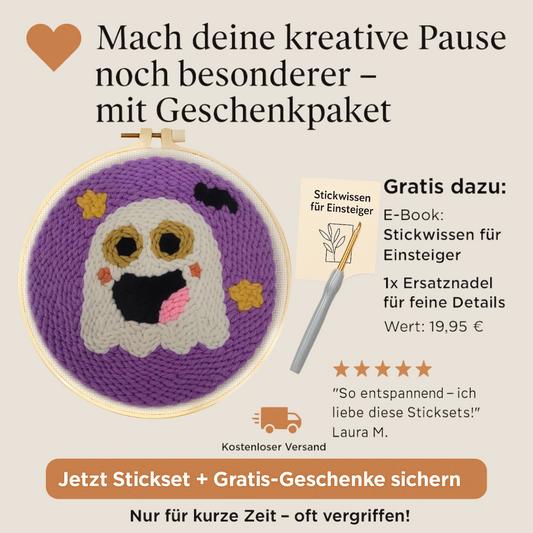 SpookyStitch™ Punch Needle Stickset mit fröhlichem Geistermotiv im Stickrahmen auf lila Hintergrund. Werbegrafik mit beige Hintergrund und Text: „Mach deine kreative Pause noch besonderer – mit Geschenkpaket“. Gratiszugaben: E-Book für Einsteiger & Ersatznadel im Wert von 19,95 €. Kundenbewertung, kostenloser Versand, CTA-Button: „Jetzt Stickset + Gratis-Geschenke sichern“.