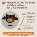 Punch Needle Stickbild mit Fledermaus-Motiv auf weißem Garnhintergrund, daneben Hinweis auf Gratisgeschenke: E-Book ‚Stickwissen für Einsteiger‘ und Ersatznadel im Wert von 19,95 €, inklusive 5-Sterne-Kundenbewertung, kostenlosem Versand und Button ‚Jetzt Stickset + Gratis-Geschenke sichern‘.